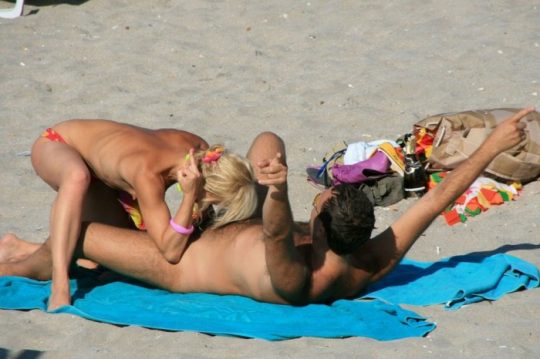 【ビーチセックス】ヌーディストビーチで裸になったらついでにセックスまでしちゃう強心臓カップルのエロ画像！・20枚目