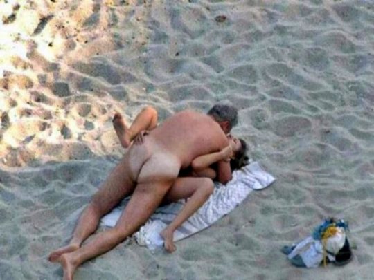 【ビーチセックス】ヌーディストビーチで裸になったらついでにセックスまでしちゃう強心臓カップルのエロ画像！・32枚目