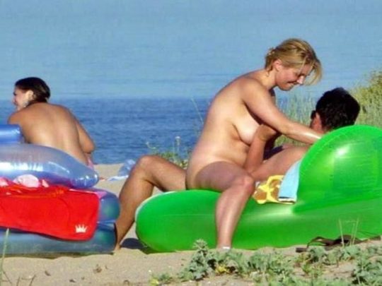 【ビーチセックス】ヌーディストビーチで裸になったらついでにセックスまでしちゃう強心臓カップルのエロ画像！・35枚目