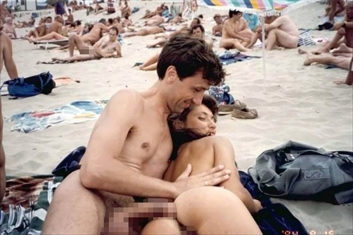 【ビーチセックス】ヌーディストビーチで裸になったらついでにセックスまでしちゃう強心臓カップルのエロ画像！・39枚目