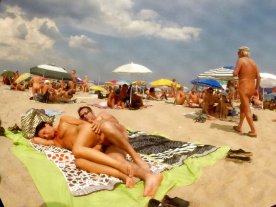 【ビーチセックス】ヌーディストビーチで裸になったらついでにセックスまでしちゃう強心臓カップルのエロ画像！・41枚目