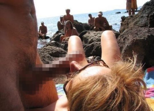 【ビーチセックス】ヌーディストビーチで裸になったらついでにセックスまでしちゃう強心臓カップルのエロ画像！・43枚目