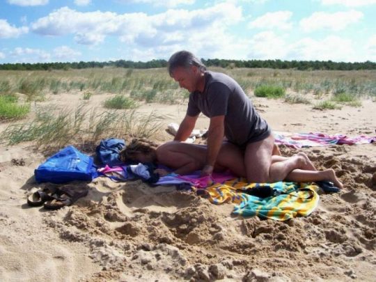 【ビーチセックス】ヌーディストビーチで裸になったらついでにセックスまでしちゃう強心臓カップルのエロ画像！・45枚目