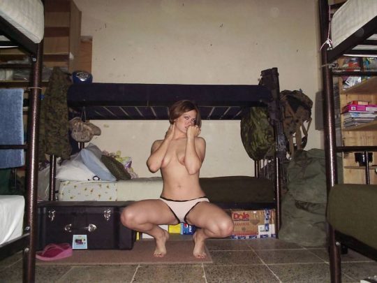 【戦争犯罪】現地の女を”レイプ”兵士が撮影される。家族の目の前でヤル非道っぷり・・・（画像あり）・38枚目