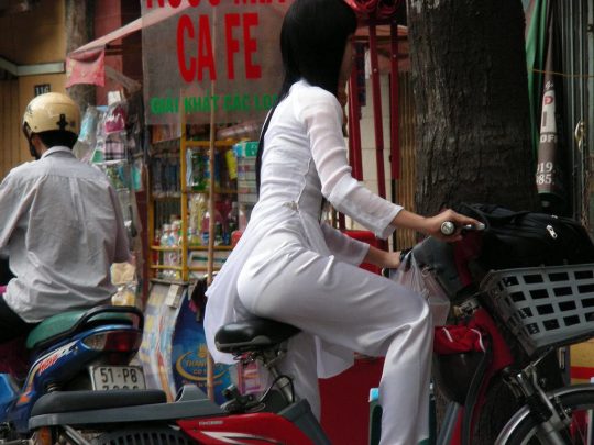 【エロ画像】世界一エロい民族衣装、ベトナムから“アオザイ”に身を包んだ学生がエロいｗｗｗｗｗｗｗｗ・2枚目