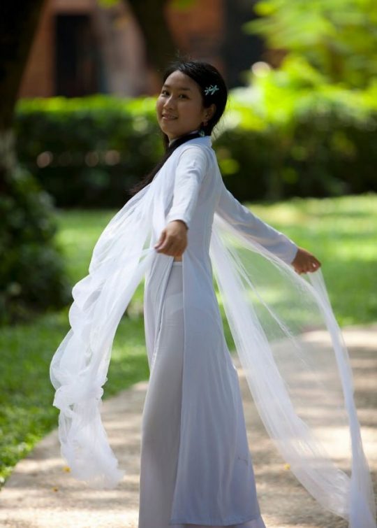 【エロ画像】世界一エロい民族衣装、ベトナムから“アオザイ”に身を包んだ学生がエロいｗｗｗｗｗｗｗｗ・3枚目