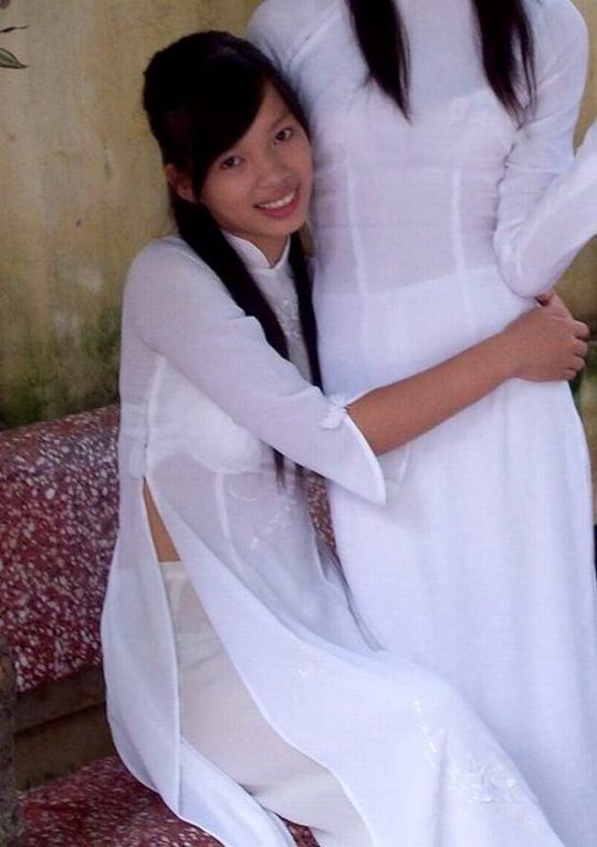 【エロ画像】世界一エロい民族衣装、ベトナムから“アオザイ”に身を包んだ学生がエロいｗｗｗｗｗｗｗｗ・4枚目