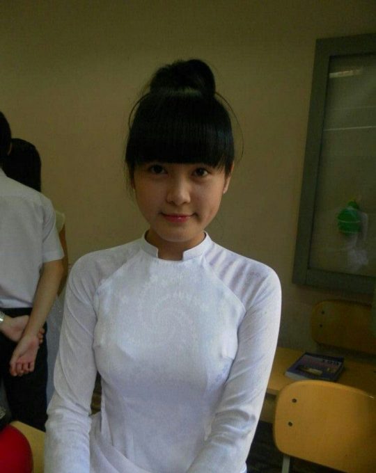 【エロ画像】世界一エロい民族衣装、ベトナムから“アオザイ”に身を包んだ学生がエロいｗｗｗｗｗｗｗｗ・5枚目