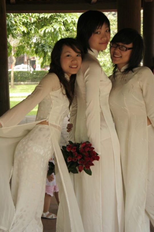 【エロ画像】世界一エロい民族衣装、ベトナムから“アオザイ”に身を包んだ学生がエロいｗｗｗｗｗｗｗｗ・8枚目