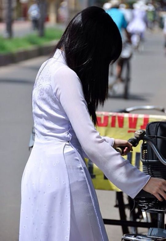 【エロ画像】世界一エロい民族衣装、ベトナムから“アオザイ”に身を包んだ学生がエロいｗｗｗｗｗｗｗｗ・22枚目