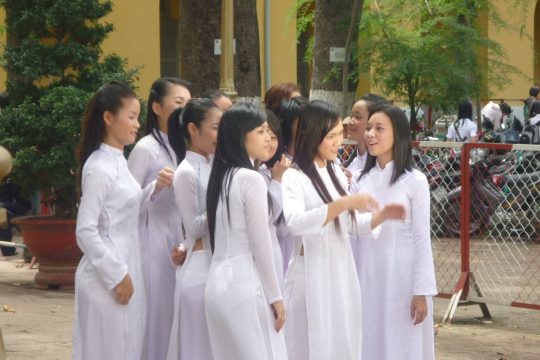 【エロ画像】世界一エロい民族衣装、ベトナムから“アオザイ”に身を包んだ学生がエロいｗｗｗｗｗｗｗｗ・23枚目