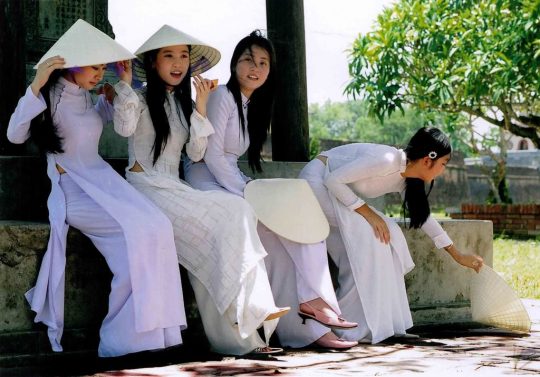 【エロ画像】世界一エロい民族衣装、ベトナムから“アオザイ”に身を包んだ学生がエロいｗｗｗｗｗｗｗｗ・29枚目