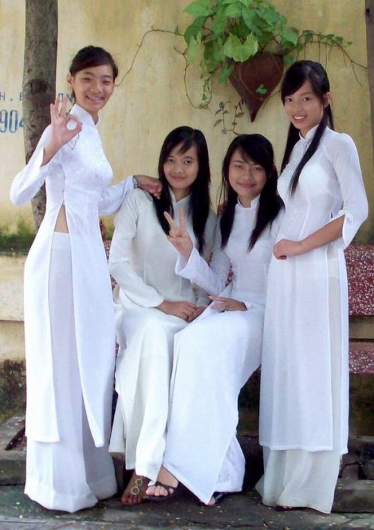 【エロ画像】世界一エロい民族衣装、ベトナムから“アオザイ”に身を包んだ学生がエロいｗｗｗｗｗｗｗｗ・30枚目