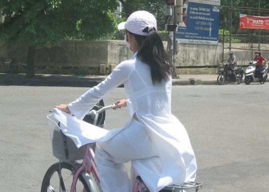 【エロ民族衣装】透け透けセクシーな民族衣装、ベトナム“アオザイ”がエロすぎて勃起不可避ｗｗｗｗｗｗｗ・4枚目