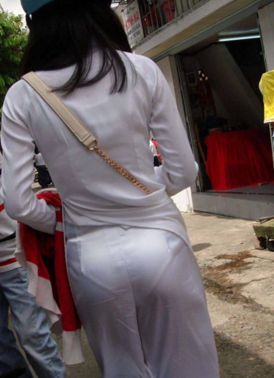 【エロ民族衣装】透け透けセクシーな民族衣装、ベトナム“アオザイ”がエロすぎて勃起不可避ｗｗｗｗｗｗｗ・7枚目