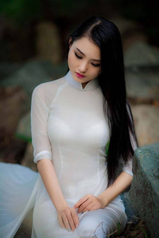 【エロ民族衣装】透け透けセクシーな民族衣装、ベトナム“アオザイ”がエロすぎて勃起不可避ｗｗｗｗｗｗｗ・11枚目