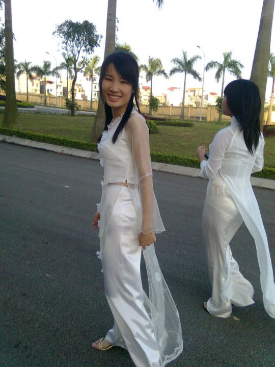【エロ民族衣装】透け透けセクシーな民族衣装、ベトナム“アオザイ”がエロすぎて勃起不可避ｗｗｗｗｗｗｗ・12枚目