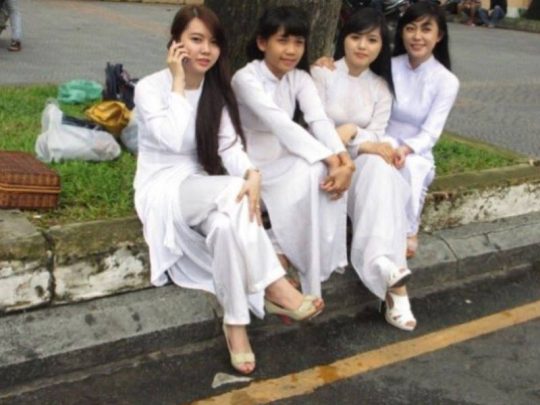 【エロ民族衣装】透け透けセクシーな民族衣装、ベトナム“アオザイ”がエロすぎて勃起不可避ｗｗｗｗｗｗｗ・14枚目