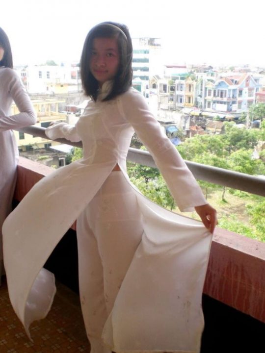 【エロ民族衣装】透け透けセクシーな民族衣装、ベトナム“アオザイ”がエロすぎて勃起不可避ｗｗｗｗｗｗｗ・21枚目