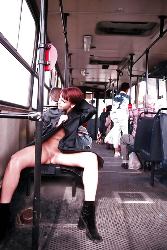 【おふざけ露出】バスの中で露出プレイを楽しむ外人陽キャネキ、これは眼福ｗｗｗｗｗｗｗ・26枚目