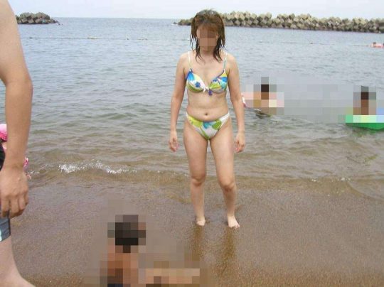【水着盗撮】海やプールで見かける子連れママさん、正直超エロいｗｗｗｗｗｗｗ・8枚目