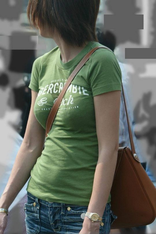 【パイスラ画像】斜めがけカバンで街を歩いてる女さん、確実におっぱいを見せようとしてて草ｗｗｗｗｗｗ・27枚目