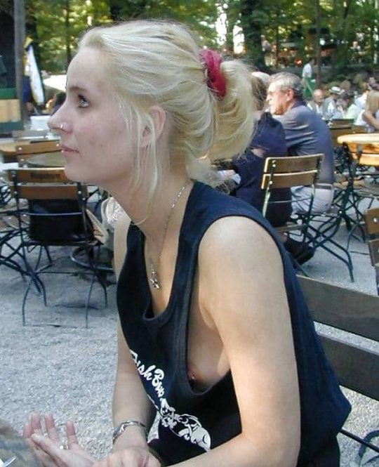 【エロ画像】海外ノーブラ女子の胸チラ、基本的に乳首までしっかり見える模様ｗｗｗｗｗｗｗ・28枚目