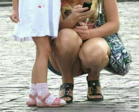 【エロ画像】小さい子供を連れたママさん、街を歩けば盗撮被害に遭う・・・・・9枚目