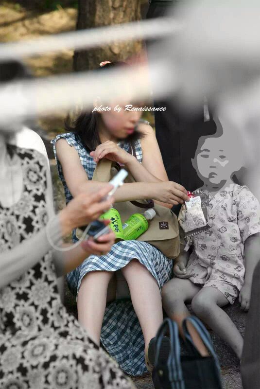【エロ画像】小さい子供を連れたママさん、街を歩けば盗撮被害に遭う・・・・・42枚目