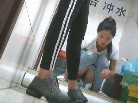  【你好トイレ】中国人女子がトイレ中に盗撮カメラと目が合うｗｗｗｗｗｗｗｗ
